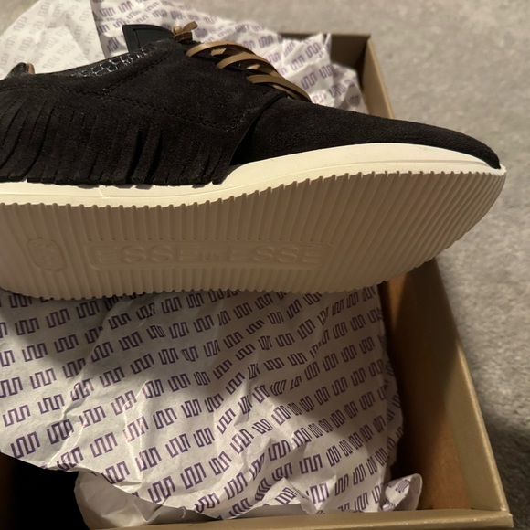 New in box- Italian fringe sneakers - Picture 7 of 8